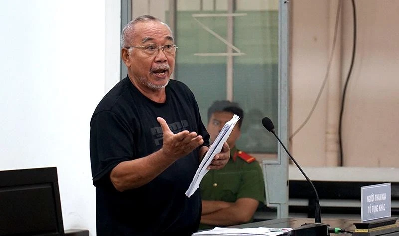 Ông Nguyễn Văn Bình tại phiên tòa mà ông khởi kiện chủ tịch UBND tỉnh Khánh Hòa do từ chối cung cấp thông tin. Ảnh: H.H