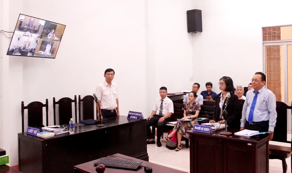 Ông Lê Hữu Hoàng (bìa phải) tham dự phiên tòa trực tuyến. Ảnh: T.A