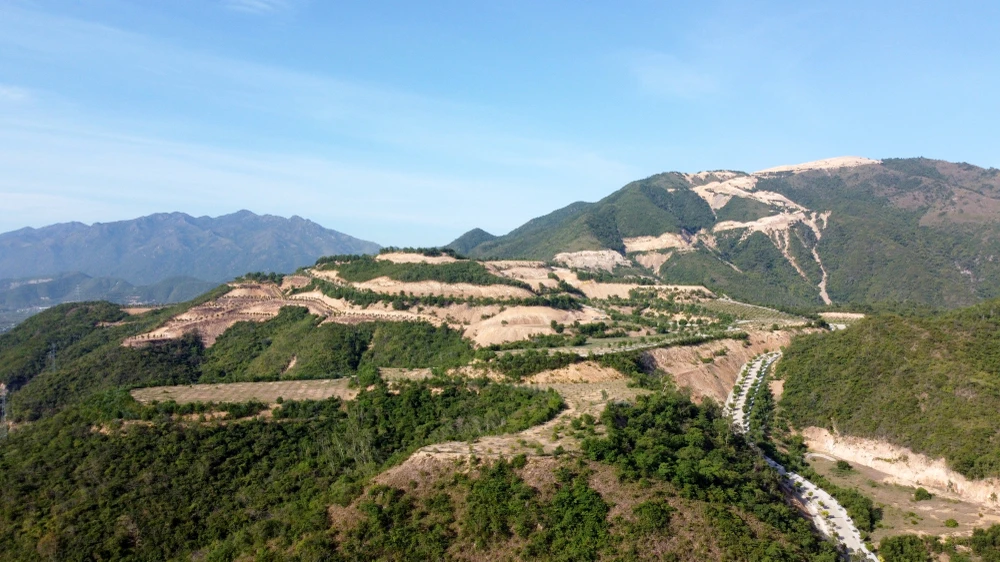 Có 8 dự án đầu tư ngoài ngân sách trên núi Chín Khúc. Ảnh: T.N