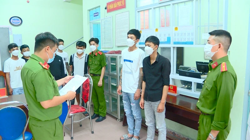 Công an bắt giữ những bị can liên quan đến vụ nổ súng. Ảnh: VĂN NHẤT