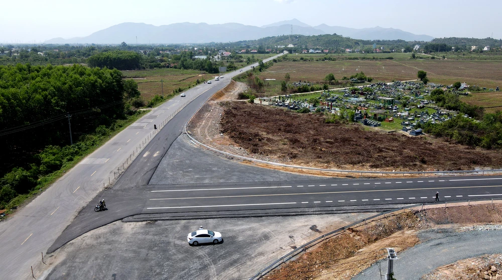 Nút giao cao tốc với quốc lộ 27C chưa hoàn thiện nên nhiều tài xế còn bỡ ngỡ khi đến điểm rẽ.