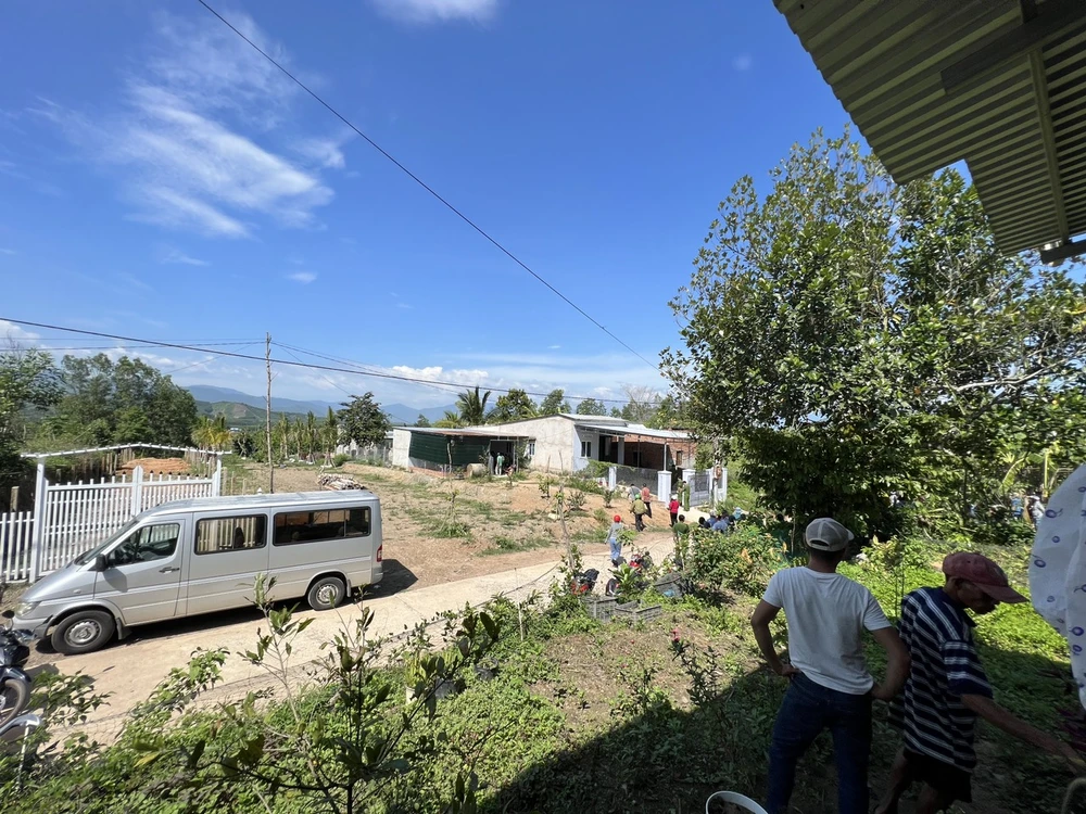 Hai đầu lối vào căn nhà xảy ra án mạng được phong tỏa. Ảnh: T.V