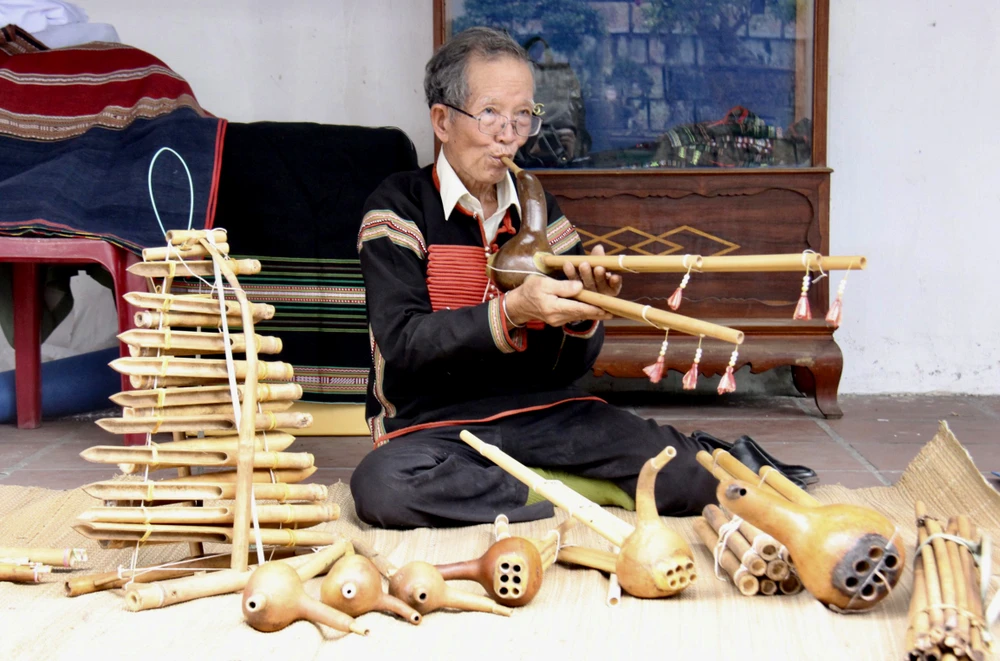 Bên cạnh đó, triển lãm còn giới thiệu các hoạt động ở không gian ngoài trời như trình diễn văn hóa cồng chiêng và hát múa dân gian Raglai; trình diễn các nghề thủ công truyền thống; triển lãm cây cảnh, bonsai, các hoạt động trải nghiệm làm trang sức, dệt thổ cẩm và các trò chơi dân gian...