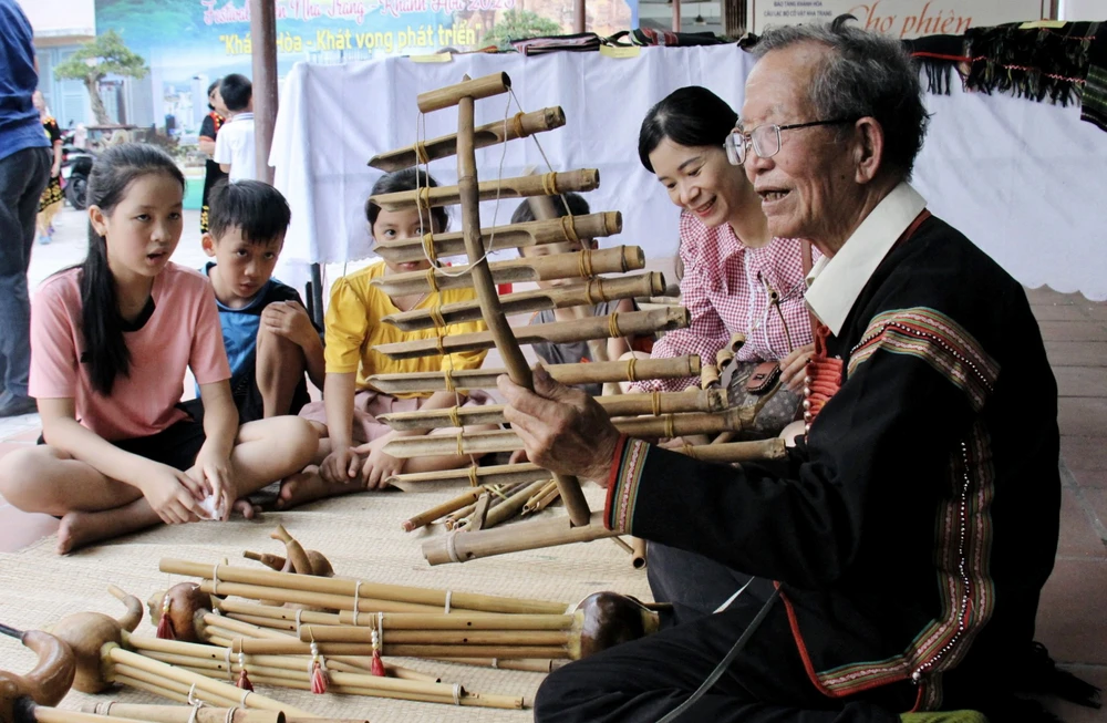 Nằm trong chuỗi các sự kiện của Festival biển Nha Trang – Khánh Hòa 2023, Bảo tàng tỉnh Khánh Hòa đã phối hợp với Bảo tàng tỉnh Đắk Lắk tổ chức triển lãm chuyên đề “Đặc trưng văn hóa các dân tộc thiểu số Nam Trung Bộ và Tây Nguyên”.