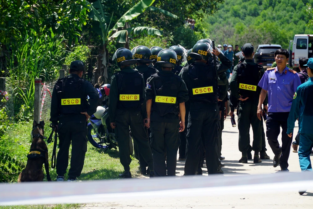 Theo người dân, nghi phạm bỏ chạy lên khu vực núi Hòn Dữ sau khi gây ra án mạng