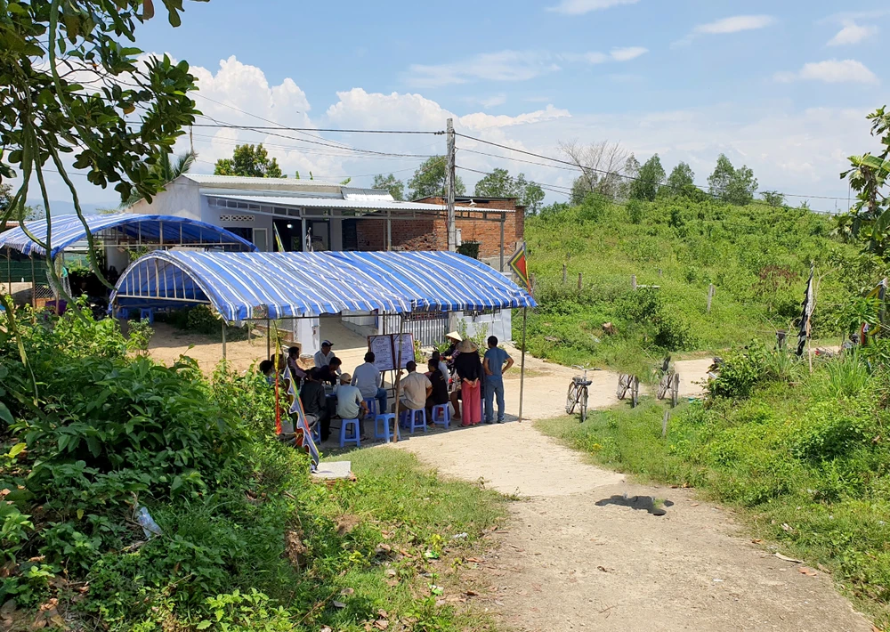 Tang thương bao trùm lên hai ngôi nhà trong thôn Xuân Đông. Ảnh: T.T