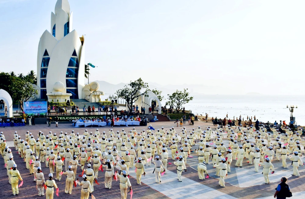 Sáng 3-6, tại Quảng trường 2-4, đường Trần Phú, TP Nha Trang, tỉnh Khánh Hòa, Hội Unesco phối hợp cùng Hội Người cao tuổi của câu lạc bộ Unesco dưỡng sinh tỉnh Khánh Hòa đã tổ chức chương trình đồng diễn dưỡng sinh.