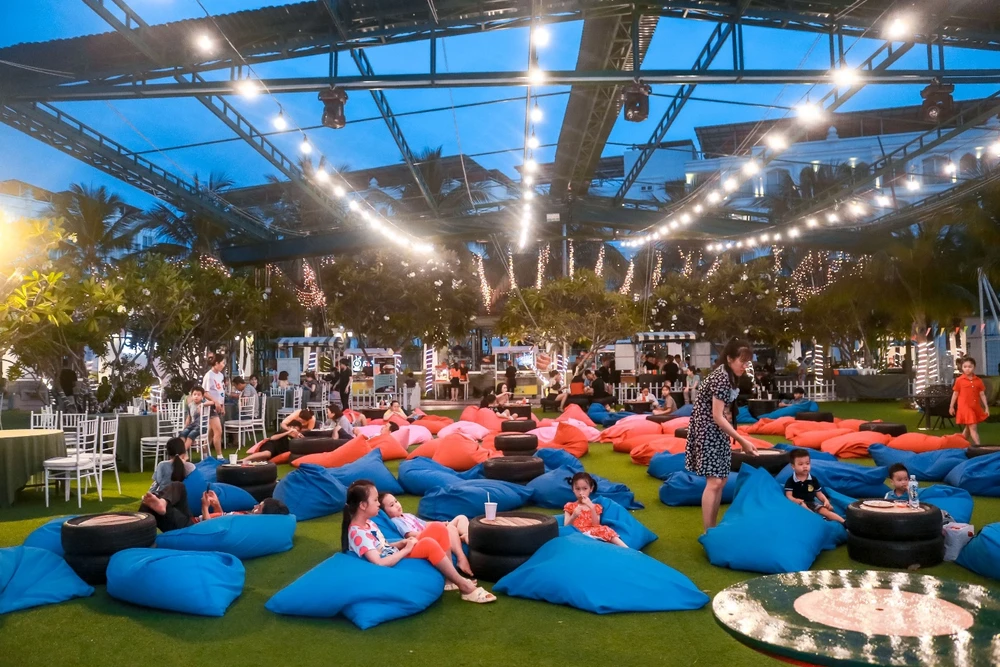 Bà Võ Thị Phương Nga - Phó Giám đốc điều hành Khu du lịch Champa Island Nha Trang, cho biết Khu du lịch là hòn đảo nằm trong trung tâm thành phố có hệ thống sinh thái vô cùng đa dạng xen lẫn với nét tinh tế của kiến trúc Chăm truyền thống độc đáo. Dịp Festival biển lần này, khu du lịch đưa môn chèo Sup, bắn cung vào cho du khách trải nghiệm.