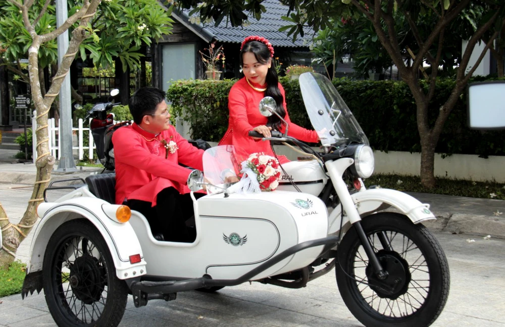 Xe URAL 3 bánh của Nga là sedicar được mô hình hóa theo một chiếc mô tô gắn thêm thùng bên cạnh với bánh xe thứ ba. Ban đầu dòng xe này chỉ được sản xuất trong quân đội vào những năm chiến tranh thế giới. Những chiếc xe mô tô 3 bánh được rất nhiều người mê xe sưu tầm, thiết kế sữa chữa lại.