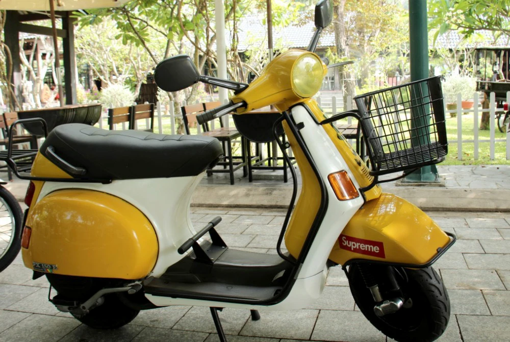Vespa PX 150E màu vàng tươi, kiểu dáng và màu sắc vừa trẻ trung, năng động lại không kém phần hiện đại.