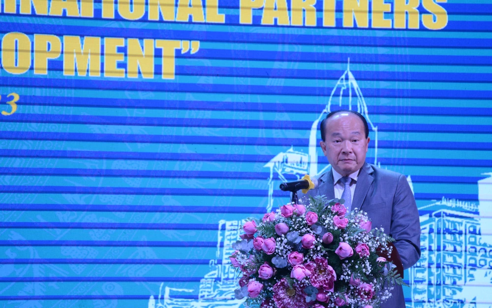 Ông Kho Ngee Seng Roy, Tổng Lãnh sự Singapore tại TP.HCM, phát biểu tại hội nghị. Ảnh: H.H