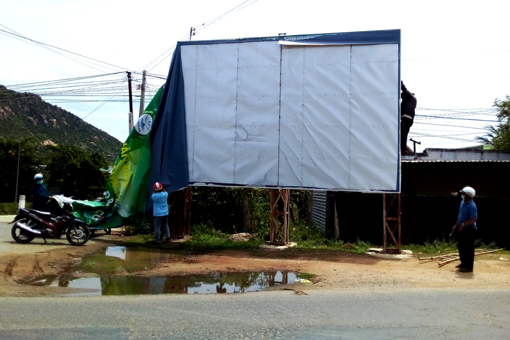 Tấm pano tuyên truyền đã được tháo xuống sau khi tiếp nhận thông tin từ PLO. Ảnh địa phương cung cấp. Tấm pano tuyên truyền đã được tháo xuống sau khi tiếp nhận thông tin từ PLO. Ảnh địa phương cung cấp.