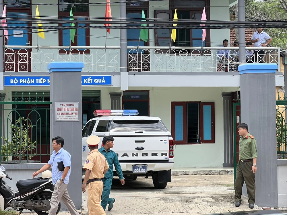 Công an có mặt ở Chi nhánh Văn phòng đăng ký đất đai Khánh Vĩnh. Ảnh: T.T