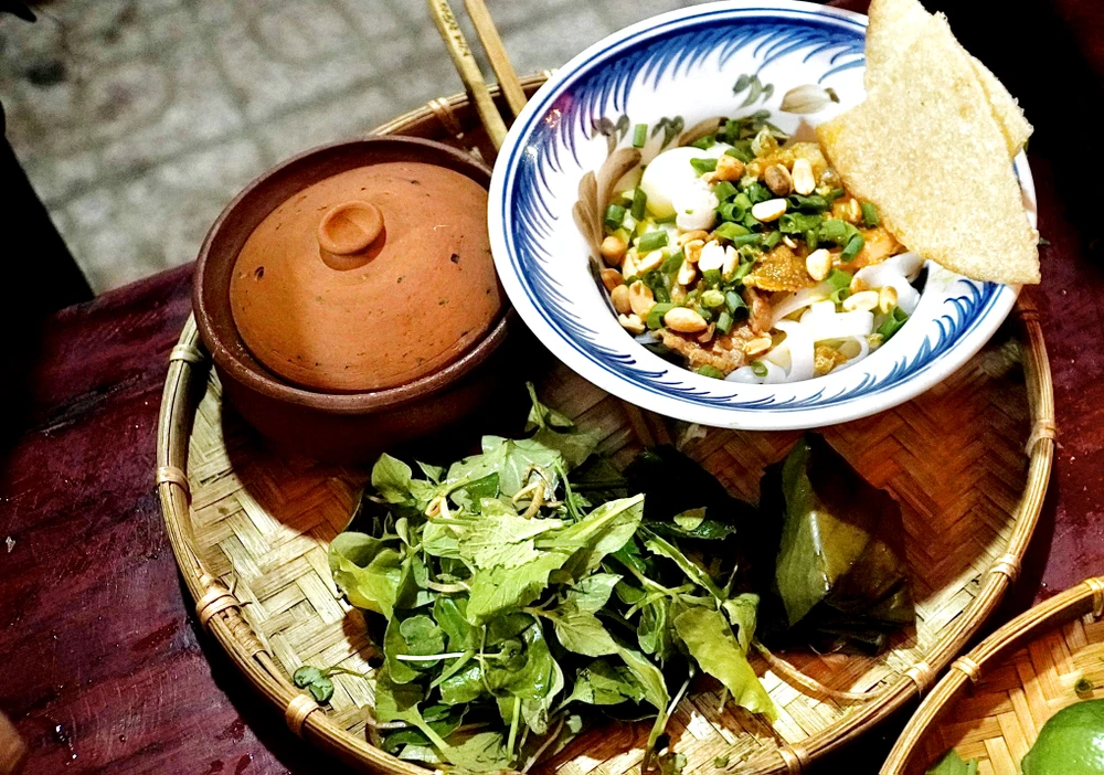 Phần mì Quảng niêu với đầy đủ sản vật của xứ Quảng. Ảnh: CHU VÂN