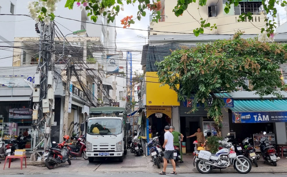 Lực lượng chức năng phong tỏa con hẻm để khám nghiệm hiện trường. Ảnh: T.V