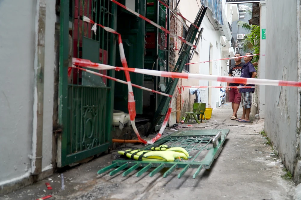 Người dân đập cửa để cứu các nạn nhân nhưng bất thành. Ảnh: T.V