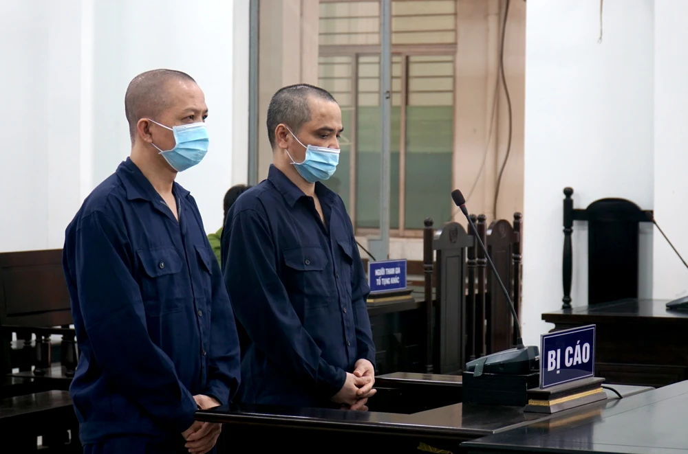 Hai bị cáo Nguyễn Chí Uy (phải) và Đào Trung Dũng tại phiên tòa. Ảnh: H.H