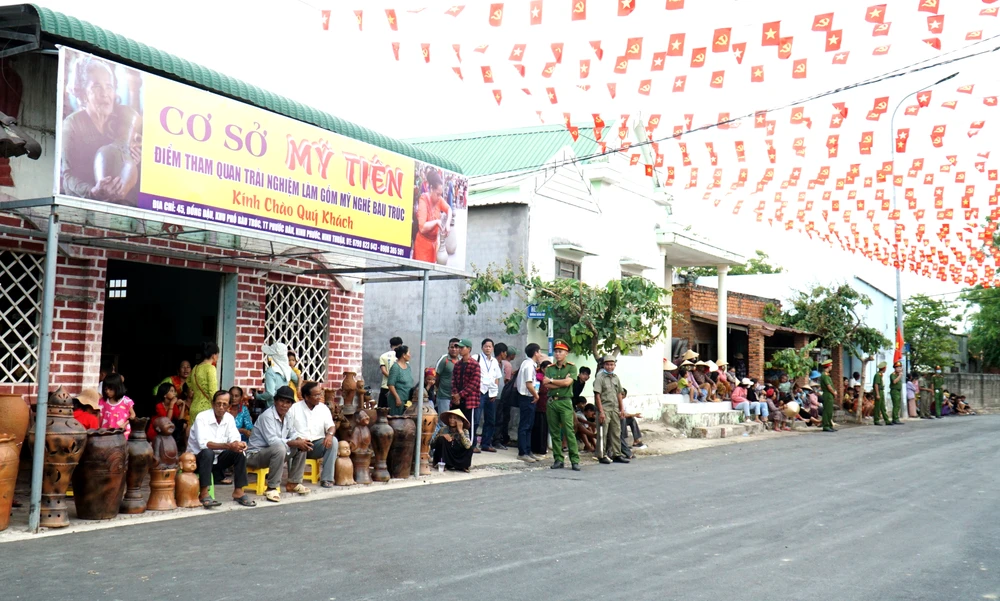 Người dân thị trấn Phước Dân đón chờ Chủ tịch nước Võ Văn Thưởng đến thăm. Ảnh: H.H