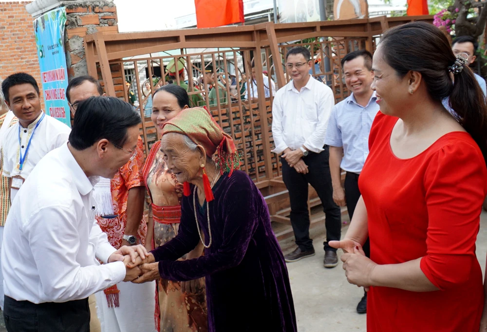 Chủ tịch nước Võ Văn Thưởng hỏi thăm bà Trượng Thị Gạch, 78 tuổi, thợ làm gốm lớn tuổi nhất ở làng gốm Chăm Bàu Trúc. Ảnh: H.H