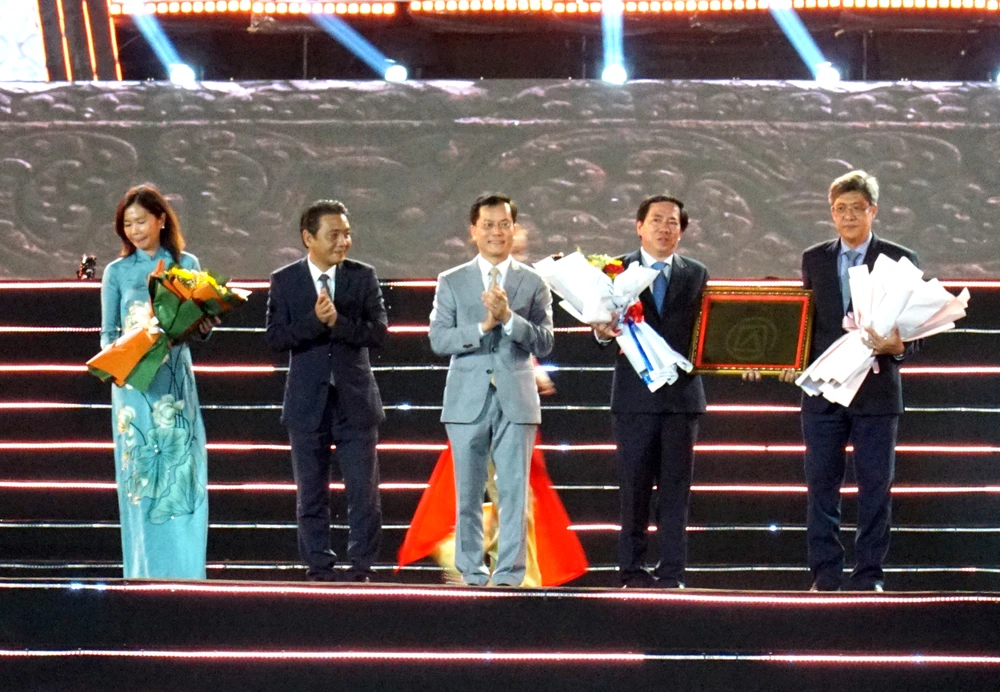 Lãnh đạo UBND tỉnh Ninh Thuận và Bình Thuận đón nhận bằng ghi danh của Unesco. Ảnh: H.H