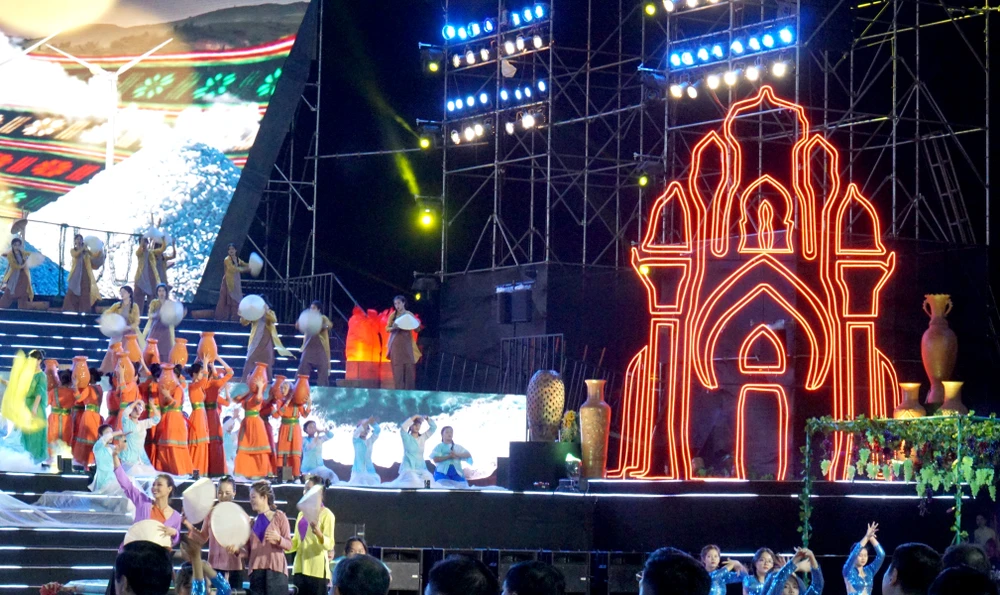 Chương trình nghệ thuật đặc sắc tại lễ khai mạc Lễ hội Nho và Vang Ninh Thuận năm 2023. Ảnh: H.H