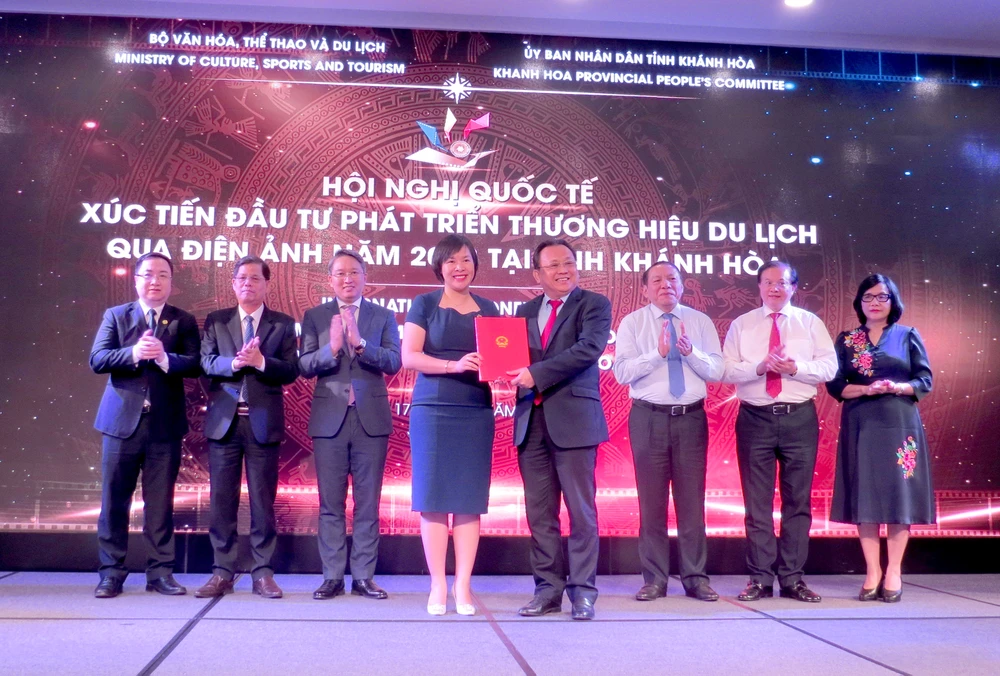 Khánh Hòa ký ghi nhớ xây dựng phim trường và thực hiện một số bộ phim. Ảnh: C.T