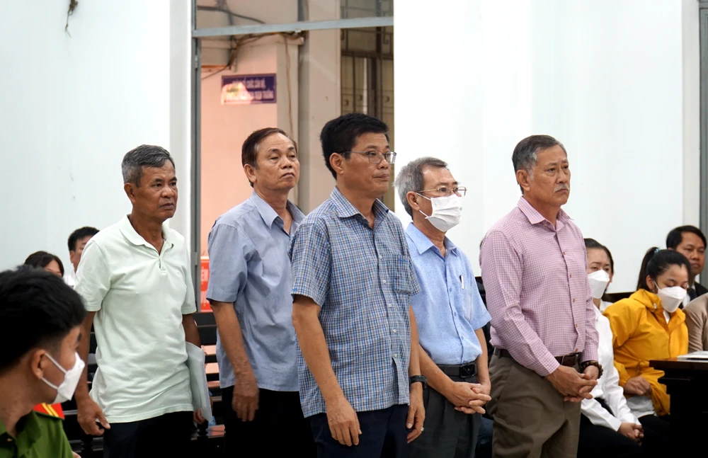 Tám bị cáo kháng án xin giảm nhẹ mức án. Ảnh: H.H