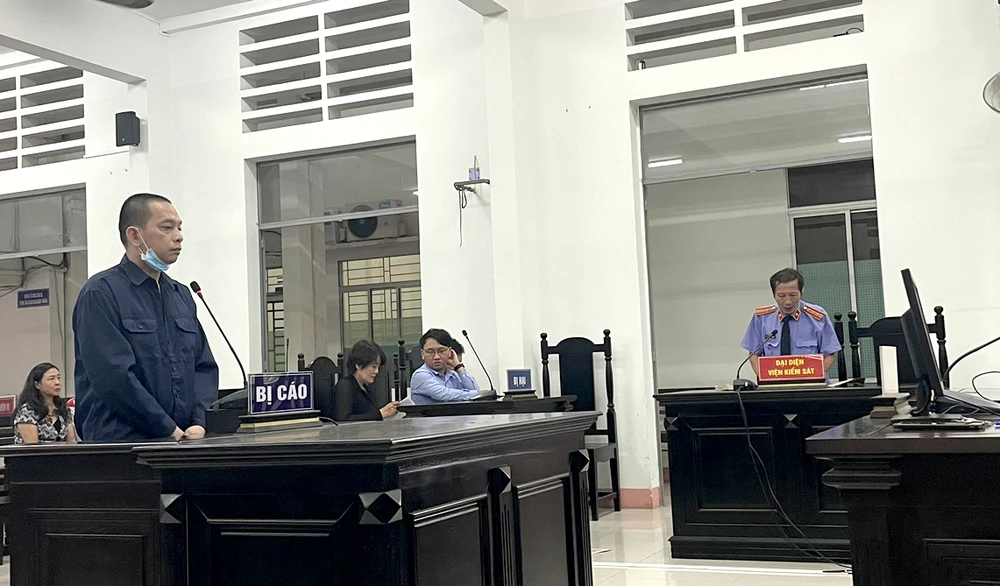 Bị cáo Hùng lãnh án 18 năm tù vì lừa đảo số tiền hơn 27,2 tỉ đồng. Ảnh: H.H Bị cáo Hùng lãnh án 18 năm tù vì lừa đảo số tiền hơn 27,2 tỉ đồng. Ảnh: H.H