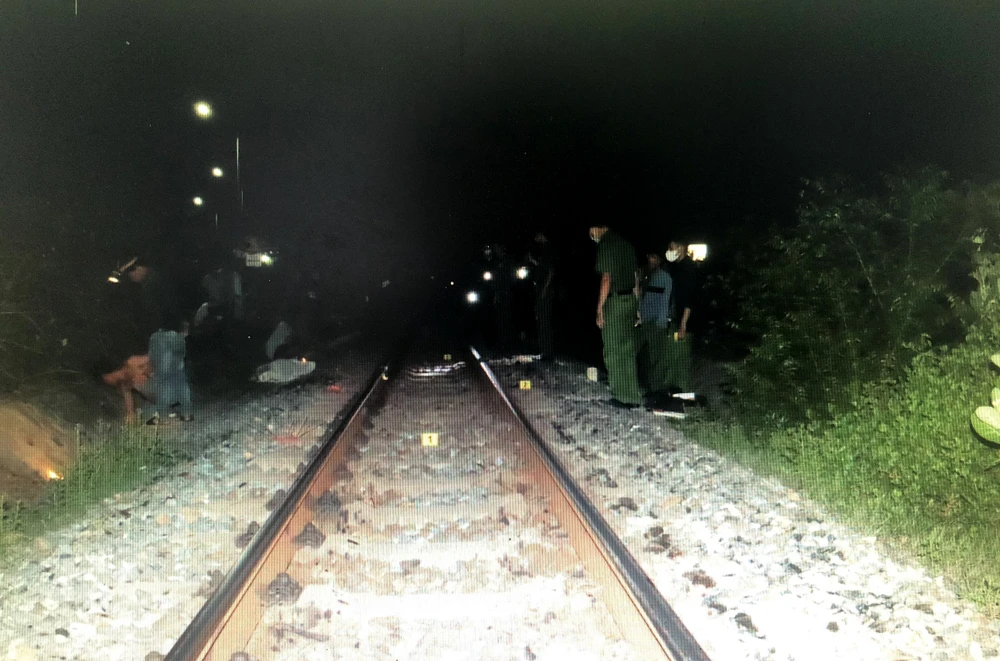 Công an khám nghiệm hiện trường vụ tai nạn. Ảnh: N.X