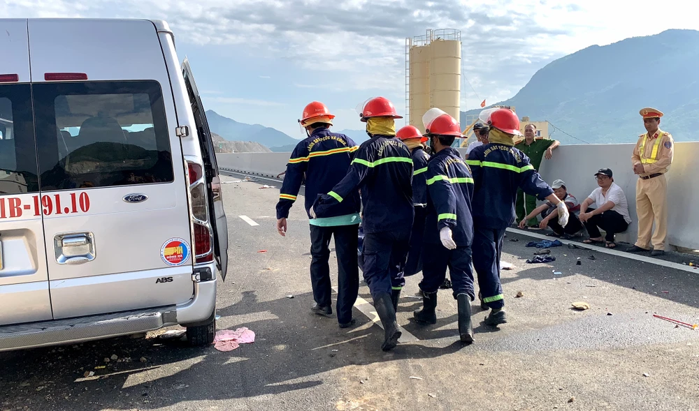 Cơ quan chức năng tỉnh Khánh Hòa đã phong tỏa hiện trường, phân luồng giao thông trên cao tốc để cứu hộ đưa các nạn nhân đi cấp cứu, khám nghiệm hiện trường điều tra làm rõ vụ tai nạn.