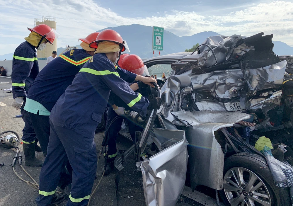 Vụ va chạm làm ô tô biến dạng. Tài xế điều khiển ô tô cùng anh NTT (ngụ TP.HCM) tử vong tại chỗ. Hai người còn lại gồm NAK (26 tuổi) và NVT (51 tuổi, cùng ngụ TP.HCM) bị thương.