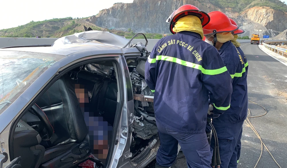 Lực lượng chức năng tỉnh Khánh Hòa phải dùng dụng cụ phá cửa ô tô đưa các nạn nhân ra ngoài do chiếc xe bị biến dạng nghiêm trọng sau vụ va chạm.