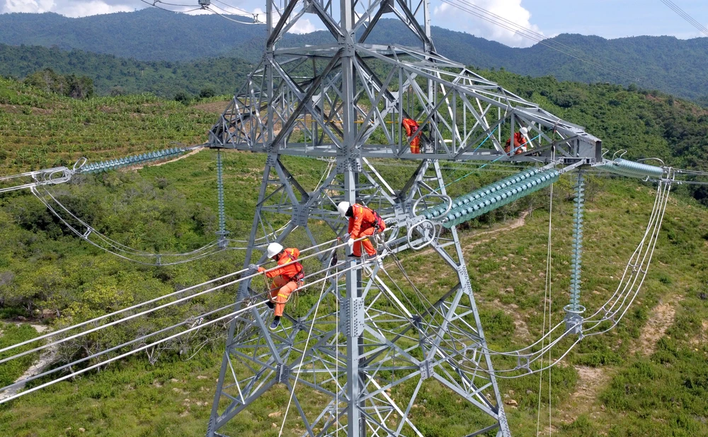 Công ty Truyền tải Điện 3 tổ chức diễn tập phòng chống thiên tai và tìm kiếm cứu nạn tại đường dây 500 kV. Ảnh: T.T