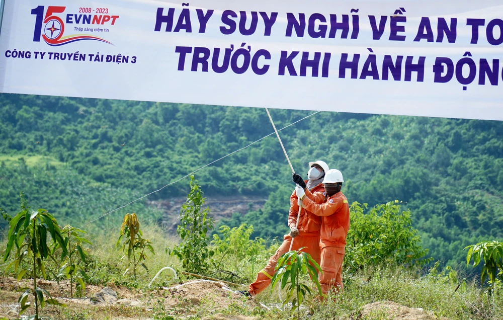 Theo Công ty Truyền tải Điện 3, công tác diễn tập được thực hiện hàng năm nhằm chủ động ứng phó với biến đổi khí hậu, phòng chống thiên tai, bão, lũ và tìm kiếm cứu nạn. Ảnh: H.H