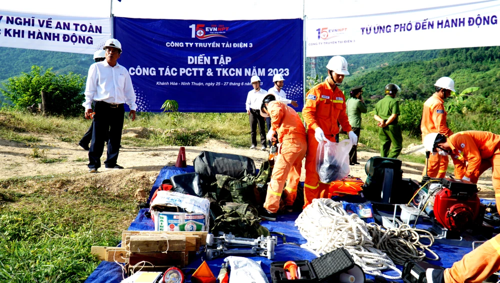 Các đội triển khai thiết bị để bắt đầu diễn tập. Ảnh: H.H