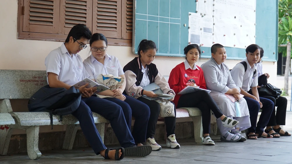 Hỗ trợ thí sinh ở Khánh Hòa bị tai nạn vào phòng thi ảnh 3