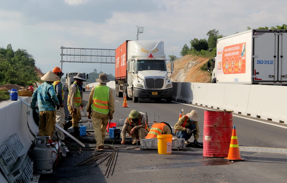 Trao đổi với PV, ông Nguyễn Văn Huy, Giám đốc Công ty TNHH Đầu tư cao tốc Nha Trang - Cam Lâm, thừa nhận đơn vị thi công đang lắp các khe co giãn trên cao tốc, vì các khe co giãn phải thảm nhựa xong mới cắt ra lắp để đẹp và các phương tiện không bị nhảy khi lưu thông qua lại.