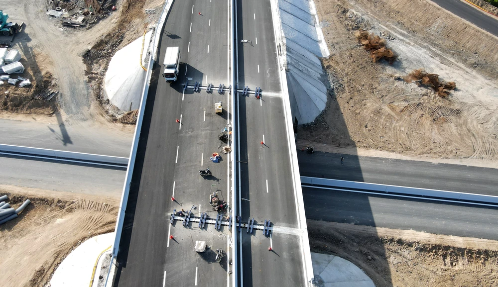 Tại cầu Cam Lâm, ba làn đường của cao tốc cùng bị chặn để lắp khe co giãn. Các phương tiện phải giảm tốc độ, đánh lái để tránh điểm thi công.