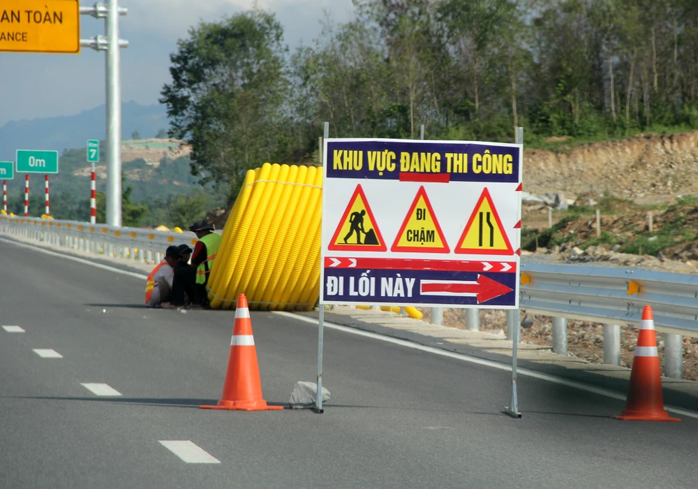 Một số khác đang thi công đường dây điện để lắp đặt camera giám sát hành trình. Họ tụm lại ngồi trong các cuộn dây điện trên cao tốc để tránh nắng.