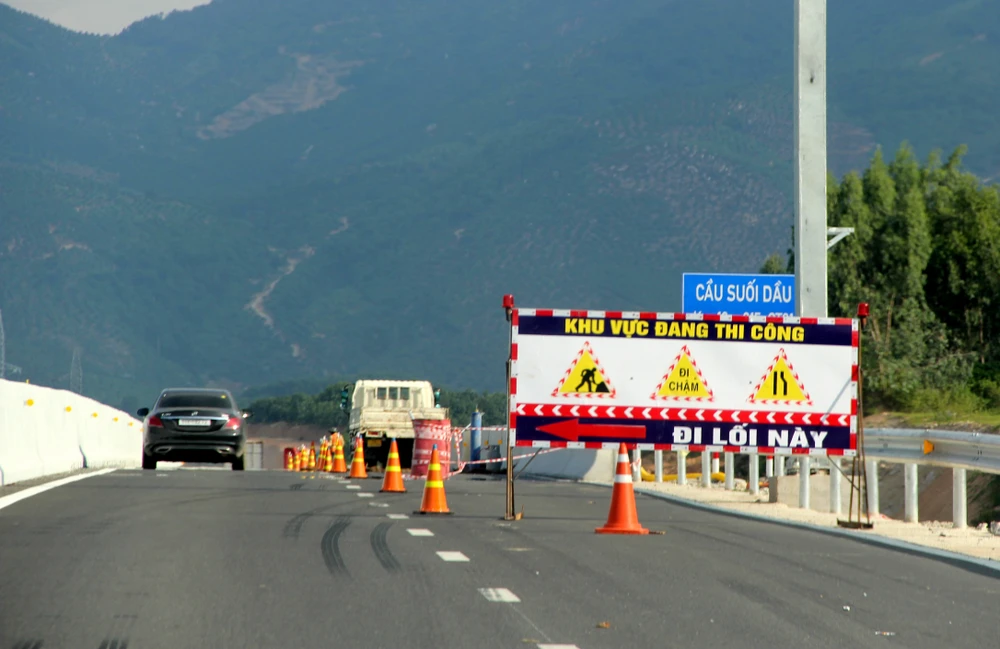 Theo ghi nhận của PV, cao tốc có gần 10 điểm bị chặn một chiều theo hướng từ Bắc vào Nam để các phương tiện thi công. Chiều còn lại cũng trong tình trạng tương tự.