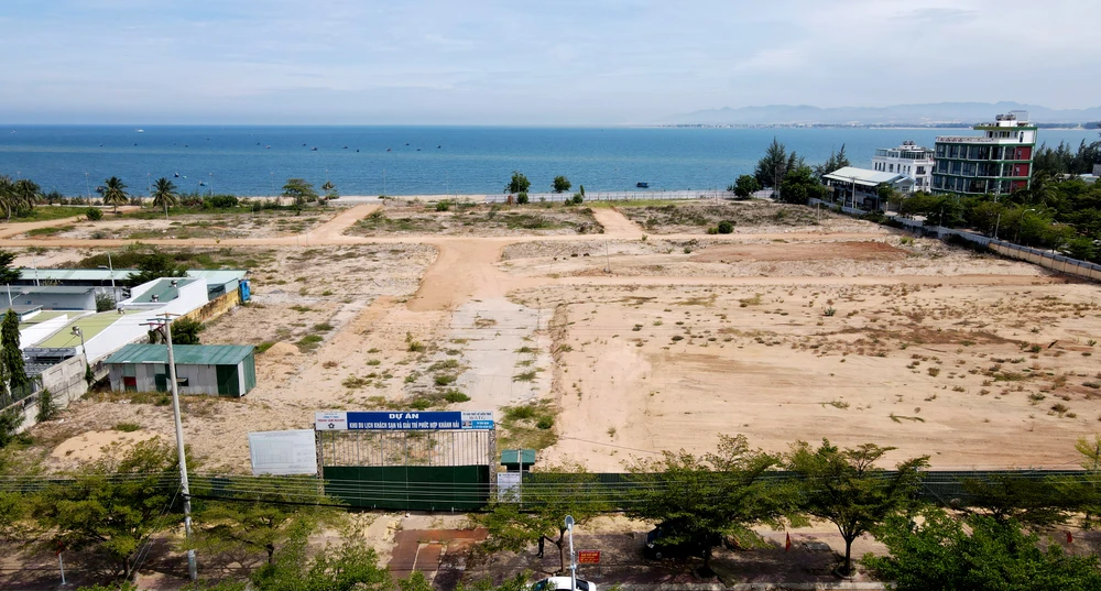 Sau hơn 10 năm được cấp phép,dự án khu du lịch khách sạn và giải trí phức hợp Khánh Hải vẫn là bãi đất trống. Ảnh: H.H