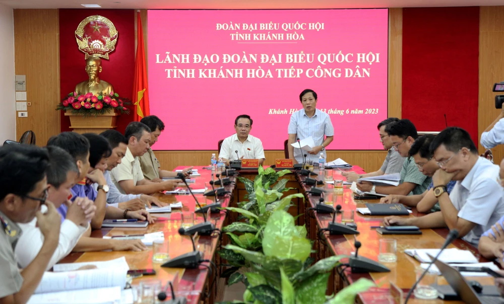 Đoàn Đại biểu Quốc hội tỉnh Khánh Hòa tiếp công dân về khiếu nại của gia đình ông Lụm. Ảnh: H.H