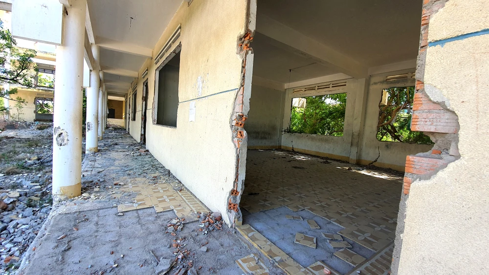 Kẻ gian đã đập phá, lấy cắp hàng rào, cửa... của trường Ảnh: H.H