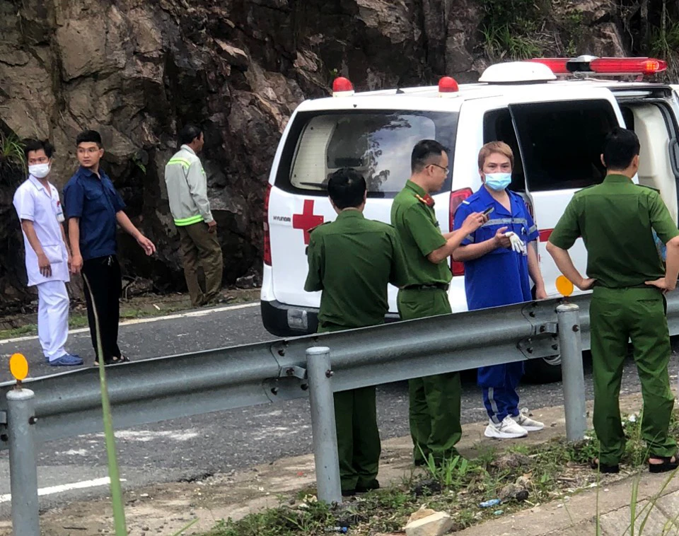 Lực lượng cứu hộ có mặt tại hiện trường cứu cứu các nạn nhân. Ảnh: T.T