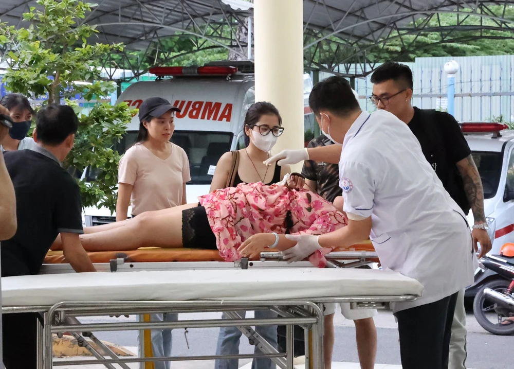 Các nạn nhân được chuyển đến cấp cứu tại BV Đa khoa tỉnh Khánh Hòa. Ảnh: T.T Các nạn nhân được chuyển đến cấp cứu tại BV Đa khoa tỉnh Khánh Hòa. Ảnh: T.T