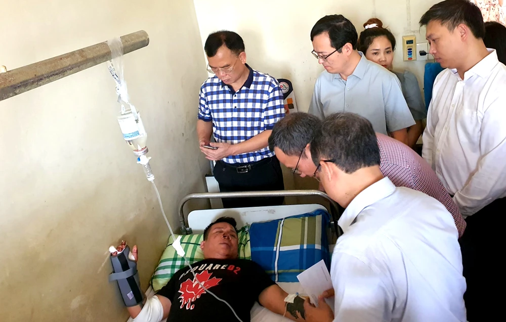 Hướng dẫn viên Hoàng đang được điều trị tại khoa Chấn thương Chỉnh hình. Ảnh: T.T