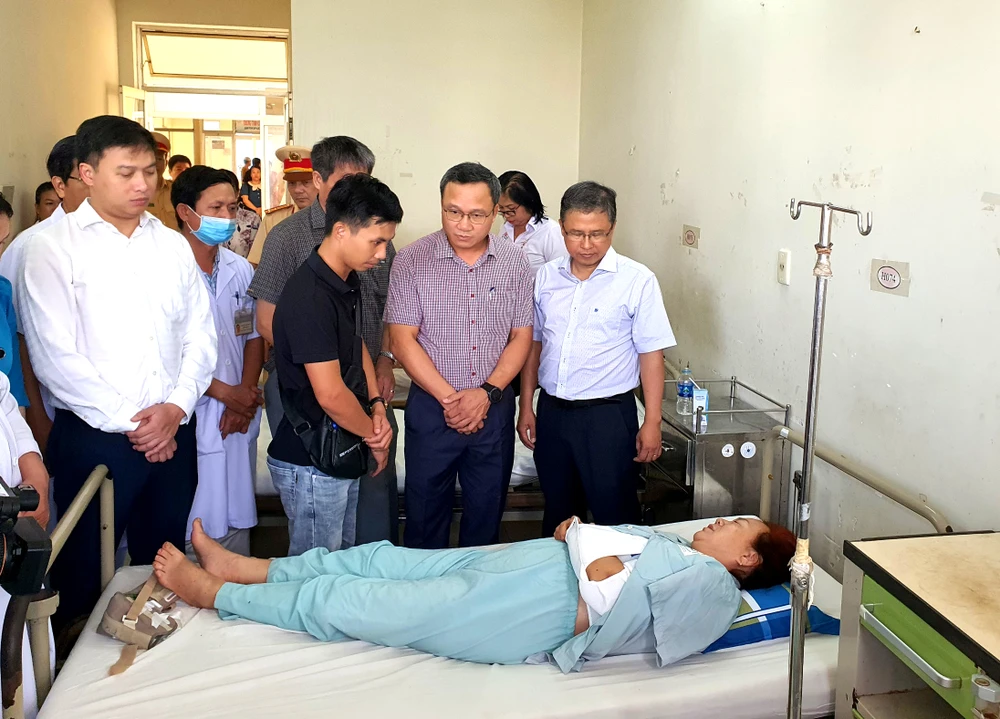 Ông Khuất Việt Hùng đến thăm, động viên các nạn nhân trong vụ tai nạn. Ảnh: T.T