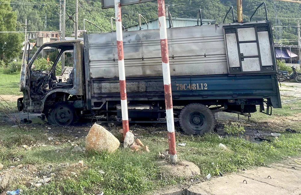 Chiếc xe tải bốc cháy làm đứt đường điện trung thế. Ảnh: DƯƠNG THỌ