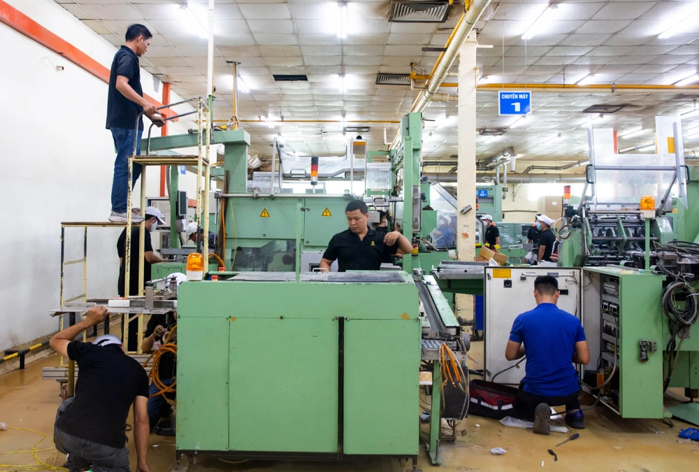 Tháo lắp máy móc thiết bị để di dời tại nhà máy Thuốc lá Khatoco Khánh Hòa. Ảnh: T.T Tháo lắp máy móc thiết bị để di dời tại nhà máy Thuốc lá Khatoco Khánh Hòa. Ảnh: T.T