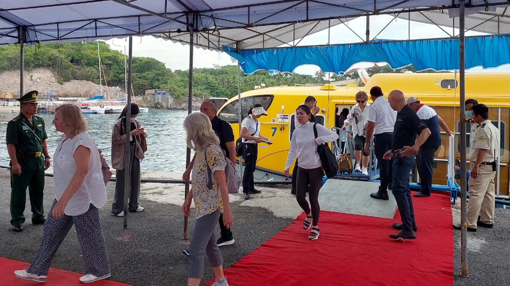 Du khách từ tàu Spectrum of the Seas lên bờ tham quan TP Nha Trang. Ảnh: D.L